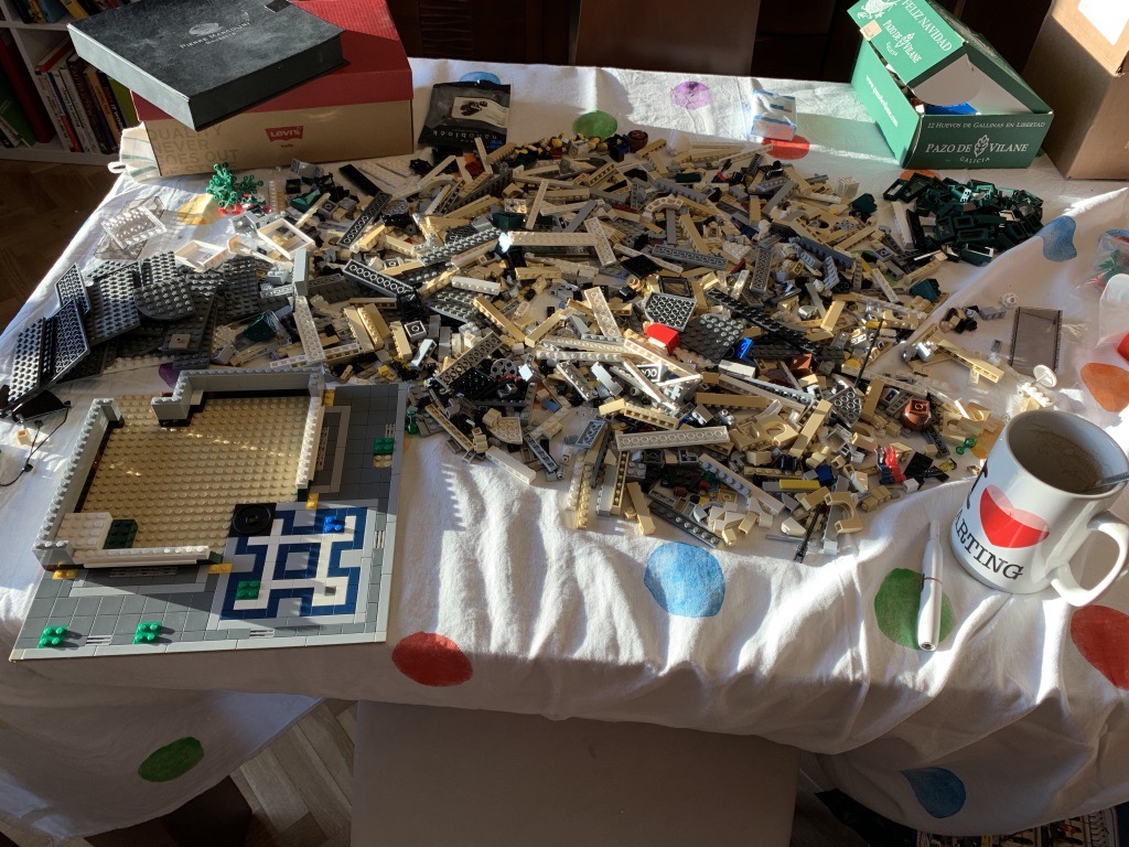 Construcción Lego en marcha — piezas por todos lados, obra a medio hacer